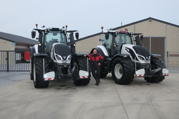 2x Valtra T145 Versu